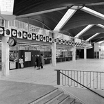 152630 Interieur van het N.S.-station Schiedam te Schiedam: hal.N.B. De naam van het station is op 25 mei 1967 ...